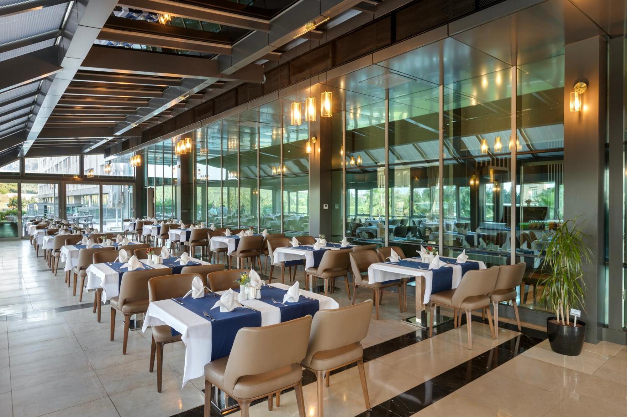 Miracle Istanbul Asia Airport Hotel & Spa Kültér fotó Restaurant